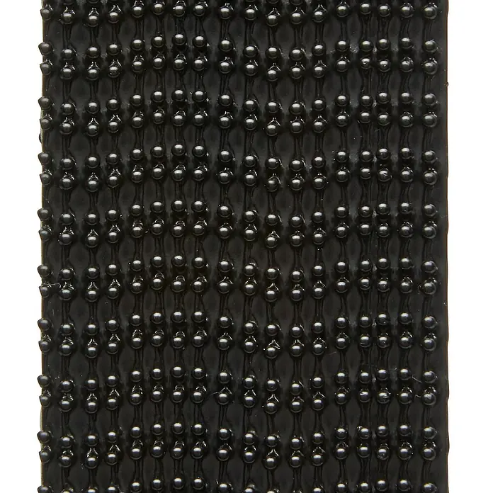 3M Scotch Cinta engomada Extreme - 25 mm x 1 m, Negro - Primer plano de un cinturón de masaje negro con protuberancias para la relajación muscular y la promoción de la circulación sanguínea.