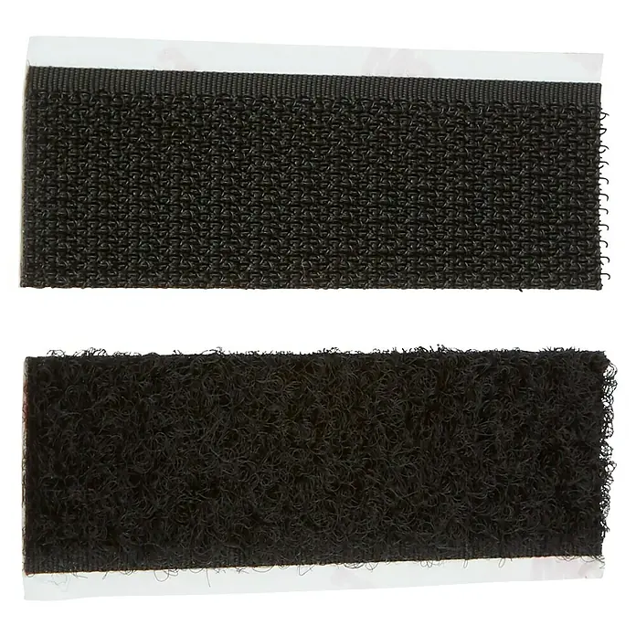 3M Scotch Cinta engomada Interior - 19 mm x 1,5 m, Negro - Primer plano de dos tiras de cinta de velcro negra con respaldo adhesivo.