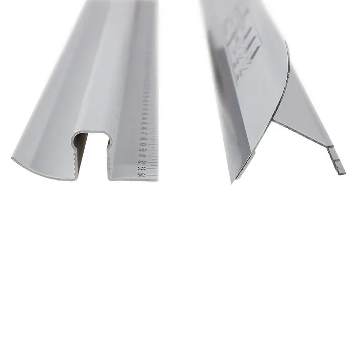 swingcolor Schneidekante - Anpressprofil - 55 cm - Nahaufnahme eines hellgrauen Ständerfußes, der sich in zwei Seiten teilt und eine hohe Auflösung aufweist.