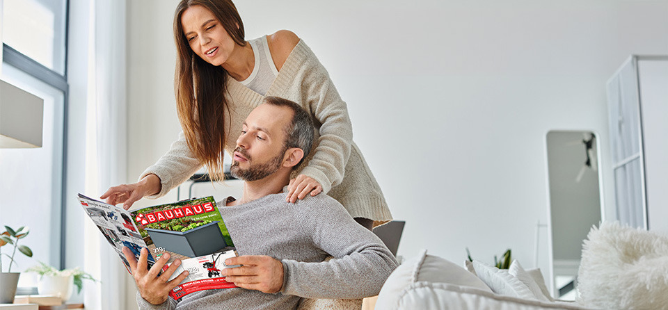 Mlad par prelistava Bauhaus katalog