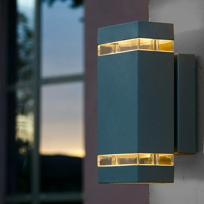 Lutec Aplique exterior LED Focus - 7,62 W, 10,9 x 11 x 23,5 cm, Antracita, IP44 - Aplique moderno azul para exterior con inserciones de vidrio transparente y luz cálida, ideal para una iluminación elegante.