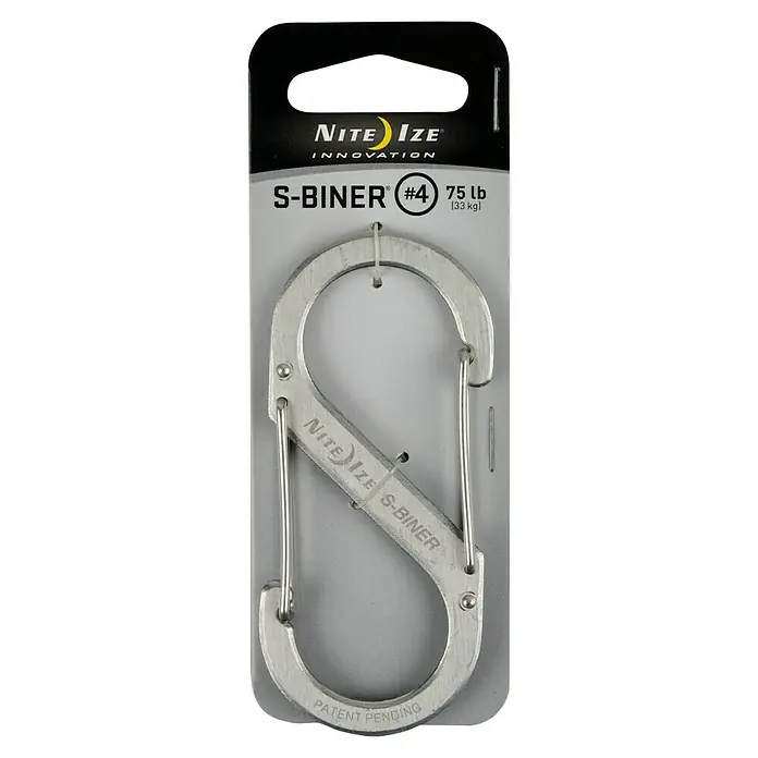 Nite Ize Doppelkarabiner - 89 x 38 mm, Edelstahl, Silber, Belastbarkeit: 33 kg - Nahaufnahme einer Nite Ize S-Biner #4, einem doppelten Karabinerhaken aus Edelstahl für vielseitige Befestigungs- und Verbindungslösungen.