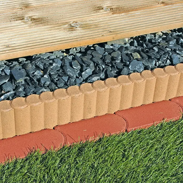 Christoph Palisaden-Randstein - Mediterran, 50 x 6 x 15 cm, Beton - Nahaufnahme einer Gartenumrandung mit Steinen, Beetzaun und Rasen.