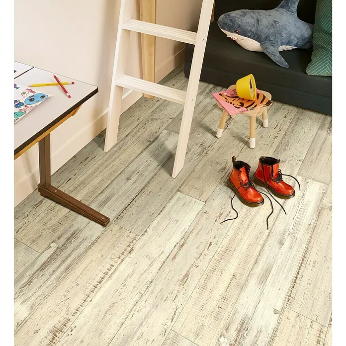 Beauflor PVC-Boden Meterware HeraHolzoptik, Breite: 400 cm, Beige - Ein Paar rote Dr. Martens Stiefel auf einem hellen Holzboden mit Spielsachen im Hintergrund. Perfekt für Kinder.
