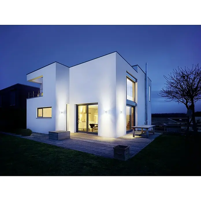 Steinel LED-Sensor-Außenwandleuchte L 910 S silber - 9,8 W, L x B x H: 8 x 8,5 x 23,5 cm, Silber, Weiß, Warmweiß - Moderne Hausfassade mit Außenbeleuchtung, die die architektonischen Details hervorhebt und für ein einladendes Ambiente sorgt.