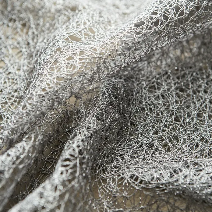 Rasch Home Schlaufenschal Charisma - 140 x 255 cm, 100 % Polyester, Grau - Nahaufnahme von silbernem Netzstoff, der dessen komplizierte Textur und subtilen Glanz hervorhebt. Perfekt für elegante Designs.