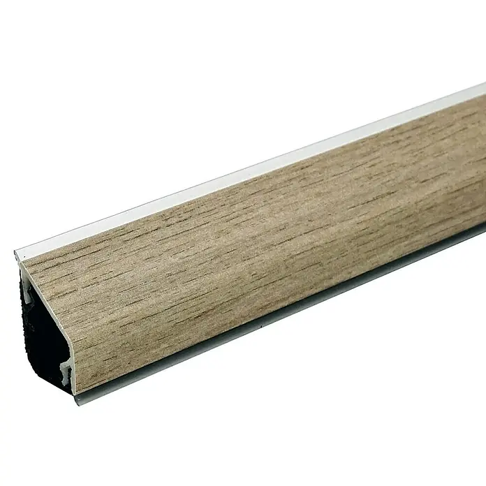 CUCINE Wandabschlussprofil Design 4010 Block Board Oak - 300 x 1,6 x 2,4 cm - Nahaufnahme eines Übergangsprofils mit Holzstruktur, ideal für saubere Bodenübergänge und als stilvolle Abschlussleiste.