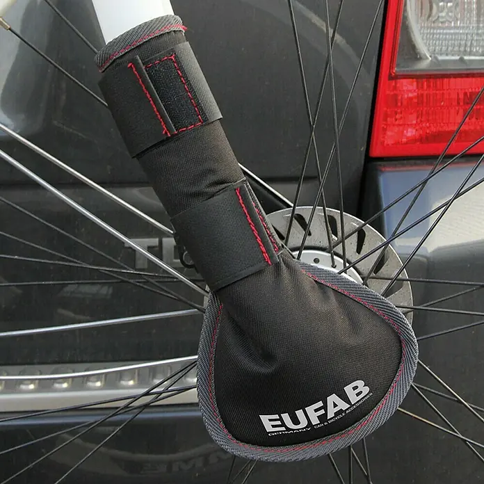 Eufab Fahrrad-Transportschutz - 6 Stk. - Nahaufnahme einer Eufab Schutzhülle, die an einem Fahrradträger befestigt ist und das Fahrrad vor Kratzern schützt.