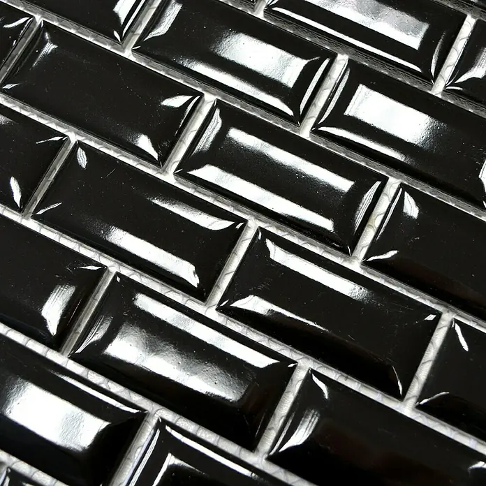 Mosaikfliese Brick Bond Diamond CBB 108 - 30 x 30 cm, Schwarz, Glänzend - Nahaufnahme von glänzenden, schwarzen Metrofliesen, die im Halbverband verlegt sind, mit hellgrauem Fugenmörtel.