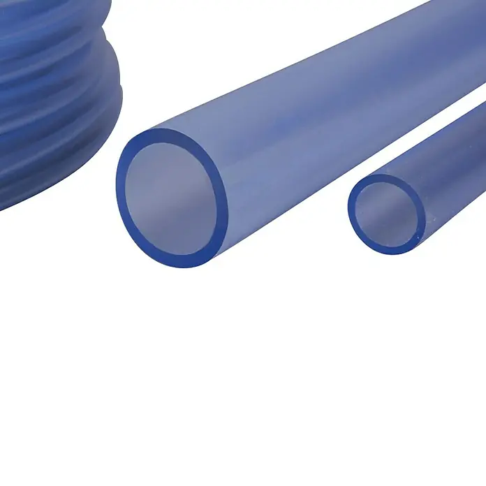 PVC-Schlauch Meterware - 6 mm, Wandstärke: 1,5 mm - Nahaufnahme von flexiblen, transparent blauen PVC-Schläuchen in verschiedenen Größen, ideal für Flüssigkeitstransport und industrielle Anwendungen.