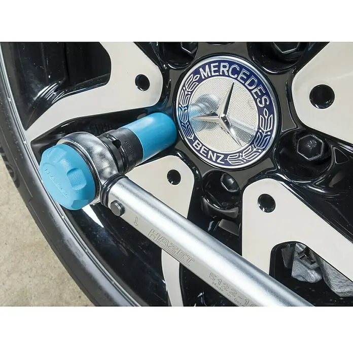 Hazet Steckschlüssel-Set 903 SPC - 3 -tlg., Antriebsgröße: ½″ Vierkant - Nahaufnahme eines Hazet Drehmomentschlüssels beim Anziehen einer Radmutter an einem Mercedes-Benz-Rad. Präzision und Qualität vereint.