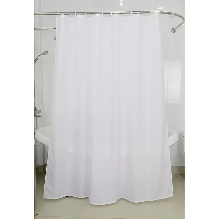 Venus Duschvorhang Louise - B x H: 180 x 200 cm, Textil, Weiß - Badezimmeraufnahme mit einem weißen Duschvorhang, der an einer silbernen Stange hängt und eine Badewanne verdeckt.