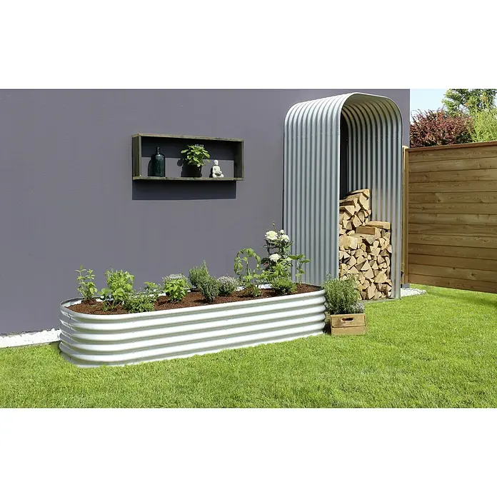 Vitavia Hochbeet-Erweiterung Stretched 401 - 80 x 40 cm, Stahl, Farbe: Aluminium - Hochbeet aus gewelltem Metall mit verschiedenen Pflanzen und Kräutern in einem Garten mit Holzlager und Rasen.