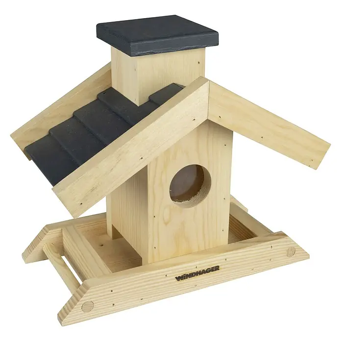Windhager Vogelfutterhaus Finca - 16,5 x 29 x 25 cm, Braun, Holz, Kiefer - Detailaufnahme eines Vogelhauses aus hellem Holz mit dunklem Dach und runder Öffnung, Marke Windhager.