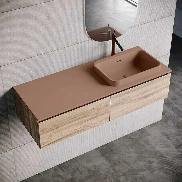 Lavabo y encimera Paul derecha - 46 x 121 cm, Orificios para grifo: Derecha, Con desbordamiento, Rosa california - Mueble de baño moderno con lavabo sobre encimera marrón y frentes de madera, mostrando un diseño elegante para el baño.