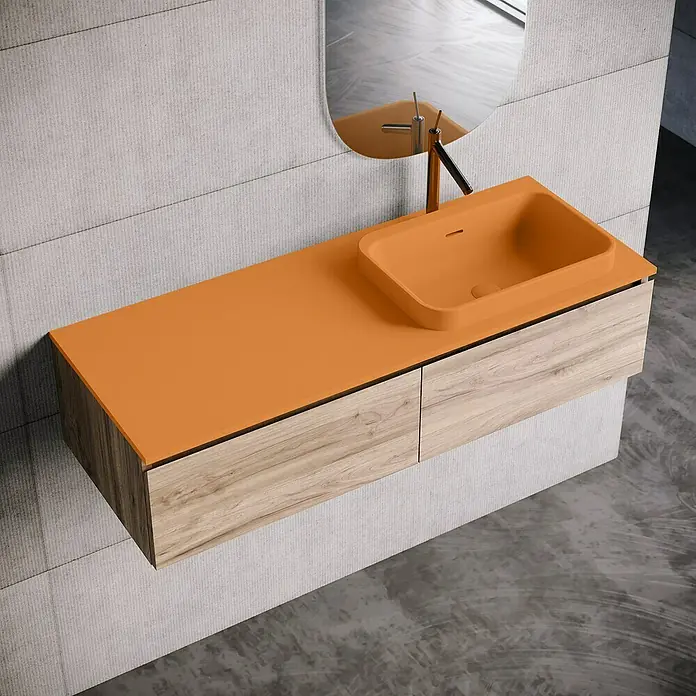Lavabo y encimera Paul derecha - 46 x 121 cm, Orificios para grifo: Derecha, Con desbordamiento, Melocotón - Lavabo naranja con mueble de madera y espejo sobre una pared gris claro. Diseño moderno para el baño.