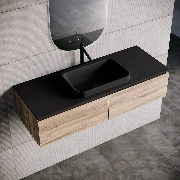 Lavabo y encimera Paul - 46 x 121 cm, Orificios para grifo: Medio, Con desbordamiento, Negro - Una consola de baño moderna con una encimera negra y un lavabo en un tono de madera clara. Hay un espejo colgando encima.