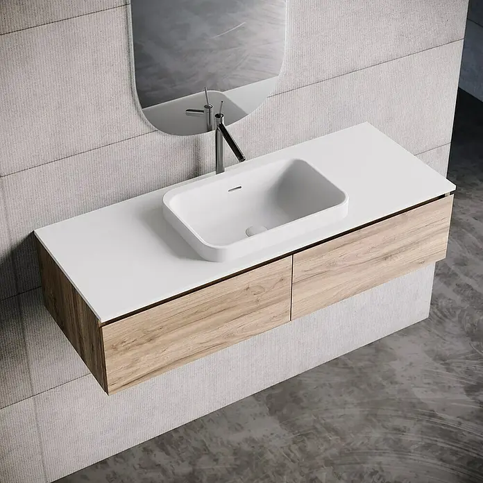 Lavabo y encimera Paul - 46 x 121 cm, Orificios para grifo: Medio, Con desbordamiento, Blanco - Un tocador moderno con un lavabo sobre encimera blanco y un mueble con aspecto de madera. El diseño minimalista complementa cualquier baño.