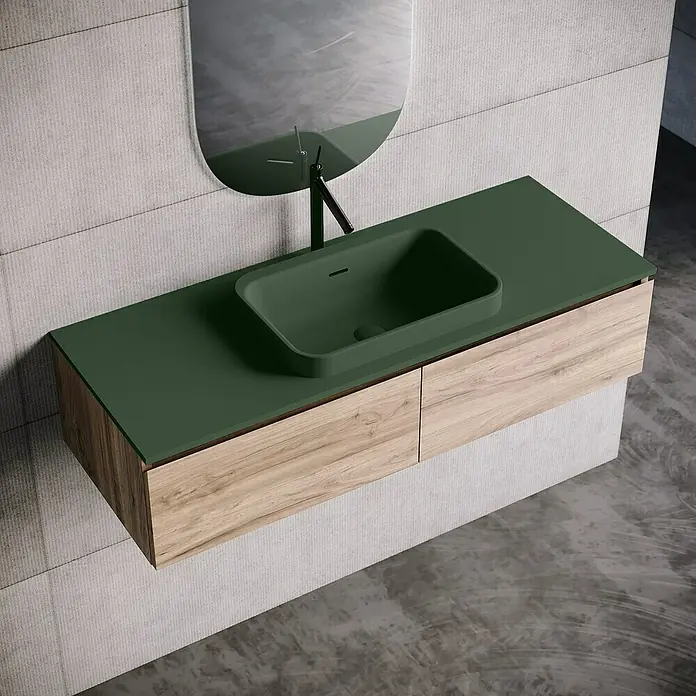 Lavabo y encimera Paul - 46 x 121 cm, Orificios para grifo: Medio, Con desbordamiento, Verde oliva - Primer plano de un baño moderno con un lavabo verde sobre un mueble de madera, junto con un espejo elegante en la pared.