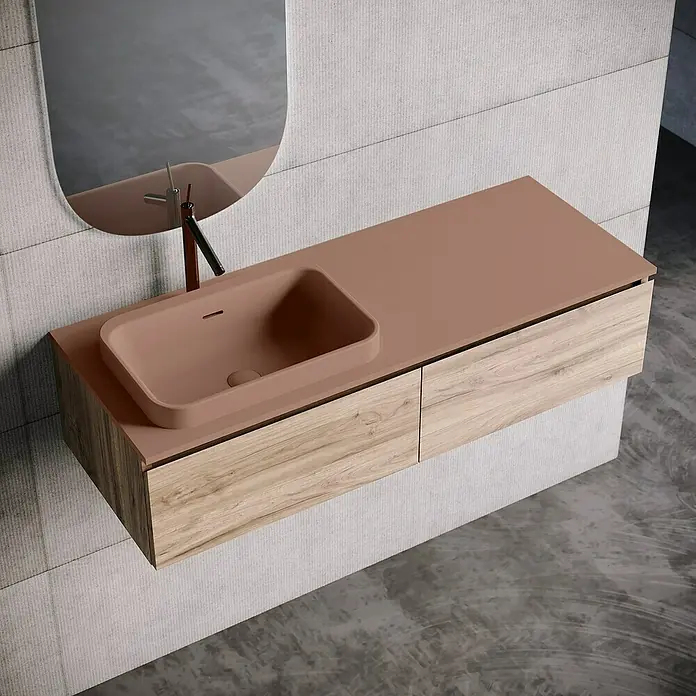 Lavabo y encimera Paul izquierda - 46 x 121 cm, Orificios para grifo: Izquierda, Con desbordamiento, Rosa california - Accesorio de baño moderno con un lavabo sobre encimera marrón claro y una combinación de armario de madera, complementado con un espejo.