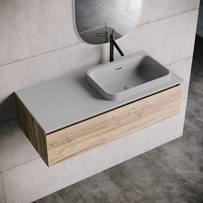 Lavabo y encimera Paul derecha - 46 x 101 cm, Orificios para grifo: Derecha, Con desbordamiento, Gris - Primer plano de un tocador de baño moderno con lavabo y espejo, mostrando un diseño elegante y minimalista.