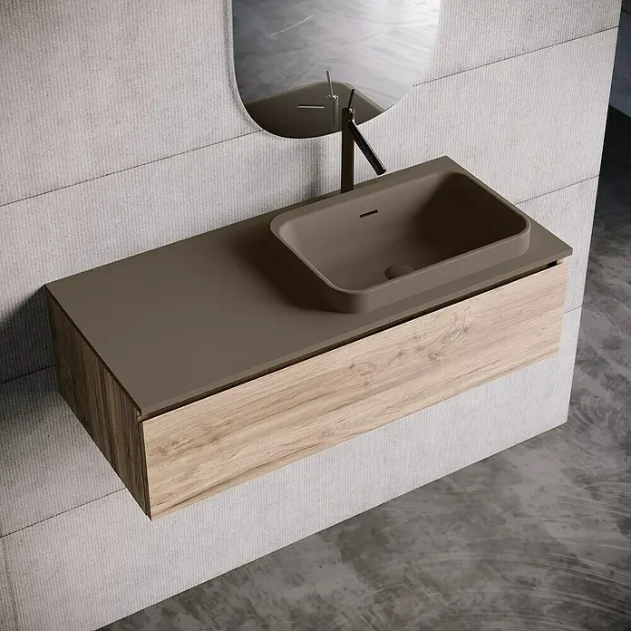 Lavabo y encimera Paul derecha - 46 x 101 cm, Orificios para grifo: Derecha, Con desbordamiento, Nut - Elegante lavabo de baño con mueble de aspecto madera y grifo moderno frente a un espejo, diseño elegante.