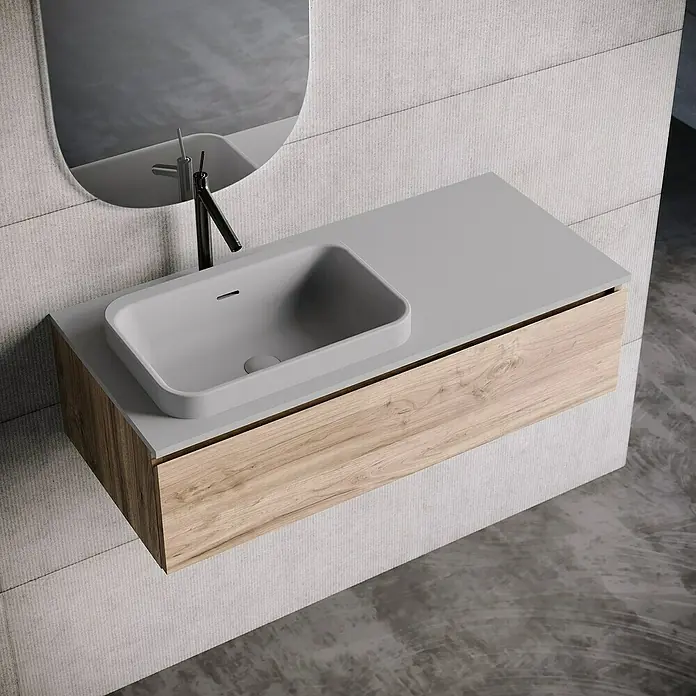 Lavabo y encimera Paul izquierda - 46 x 101 cm, Orificios para grifo: Izquierda, Con desbordamiento, Gris - Elegante lavabo de baño con tocador de imitación madera y grifo elegante frente a un espejo moderno.