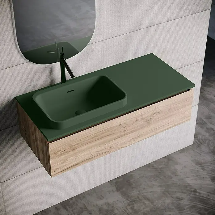 Lavabo y encimera Paul izquierda - 46 x 101 cm, Orificios para grifo: Izquierda, Con desbordamiento, Verde oliva - Un moderno lavabo de baño con encimera y lavabo verdes, combinado con un tocador de madera y un espejo elegante para un diseño elegante.