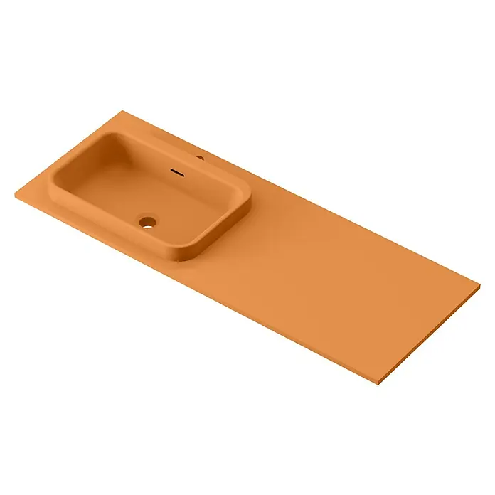 Lavabo y encimera Paul izquierda - 46 x 121 cm, Orificios para grifo: Izquierda, Con desbordamiento, Melocotón - Vista isométrica de un moderno lavabo naranja sobre una encimera. El diseño es elegante y minimalista.