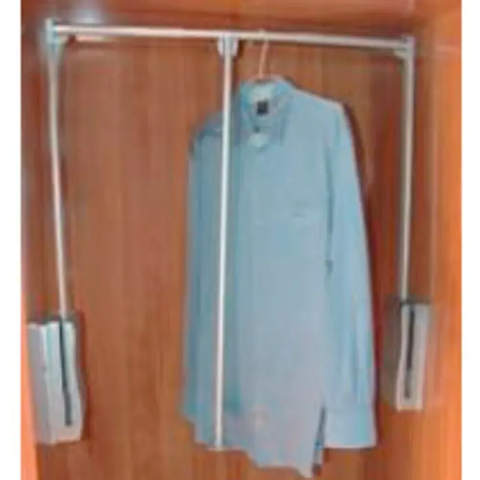 Adinor Colgador abatible - Ajuste de la anchura: 830 mm - 1.150 mm - Un sistema elevador de armario con una camisa celeste colgada. Ideal para maximizar el espacio y facilitar el acceso a la ropa en armarios.