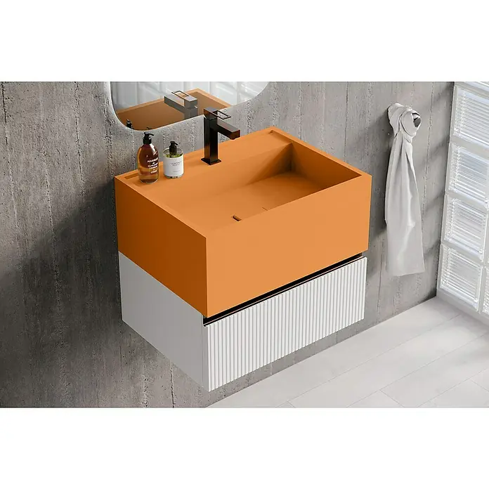 Lavabo de sobremesa Marine - 46 x 60,2 cm, Melocotón - Lavabo naranja con mueble de baño blanco y elegante grifería frente a una moderna pared de hormigón con toalla y espejo.