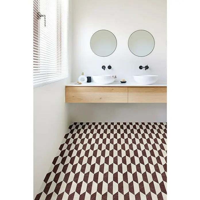 Beauflor PVC-Boden Meterware Calypso - Sonstige, Breite: 400 cm, Schwarz/Weiß - Helles Badezimmer mit Doppelwaschbecken, modernen runden Spiegeln und einem auffälligen geometrischen Fliesenmuster.