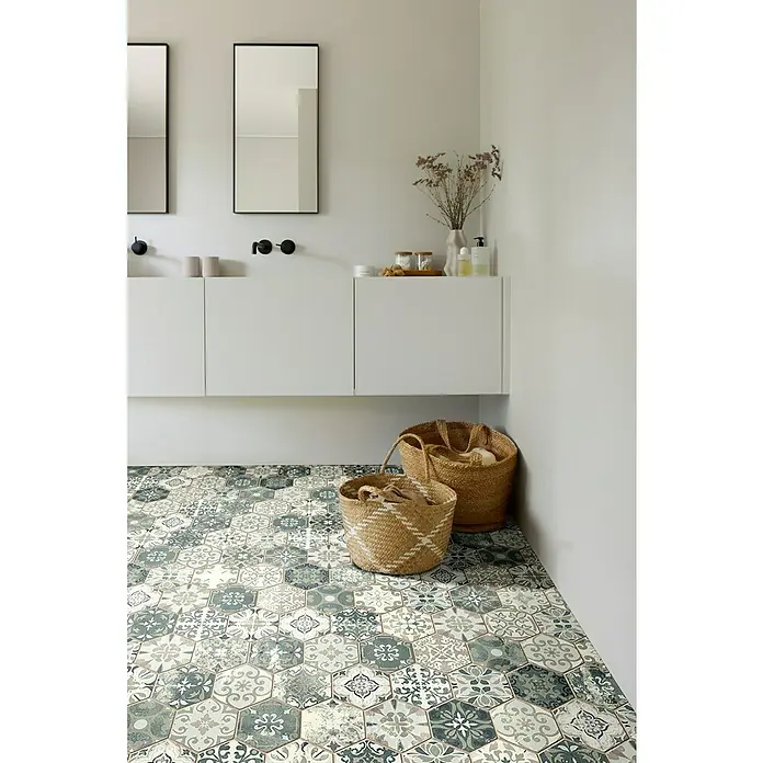 Beauflor PVC-Boden Meterware Calypso - Sonstige, Breite: 400 cm, Grau/Beige - Ein Badezimmer mit einem Waschtisch, zwei Spiegeln und dekorativen Körben auf einem Fliesenboden im Vintage-Stil.