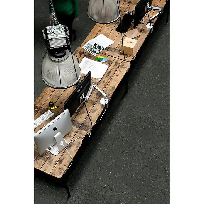 Beauflor PVC-Boden Meterware Themis - Steinoptik, Breite: 400 cm, Dunkelgrau - Schreibtisch mit Apple iMac, Monitor, Tastatur und Lampe. Ein Arbeitsplatz mit moderner Technik auf einer rustikalen Holzoberfläche.