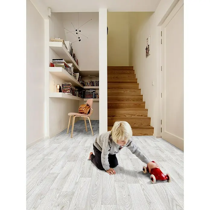Beauflor PVC-Boden Meterware HeraHolzoptik, Breite: 400 cm, Hellgrau/Weiß - Einladender Flur mit hellem Holzboden, Regalen und Kind beim Spielen mit einem roten Spielzeugauto.