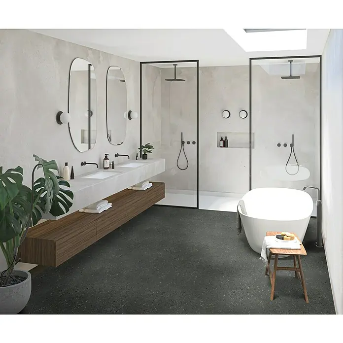 Beauflor PVC-Boden Meterware Themis - Steinoptik, Breite: 400 cm, Dunkelgrau - Ein modernes Badezimmer mit Doppelwaschbecken, Dusche und freistehender Badewanne, das durch sein minimalistisches Design besticht.