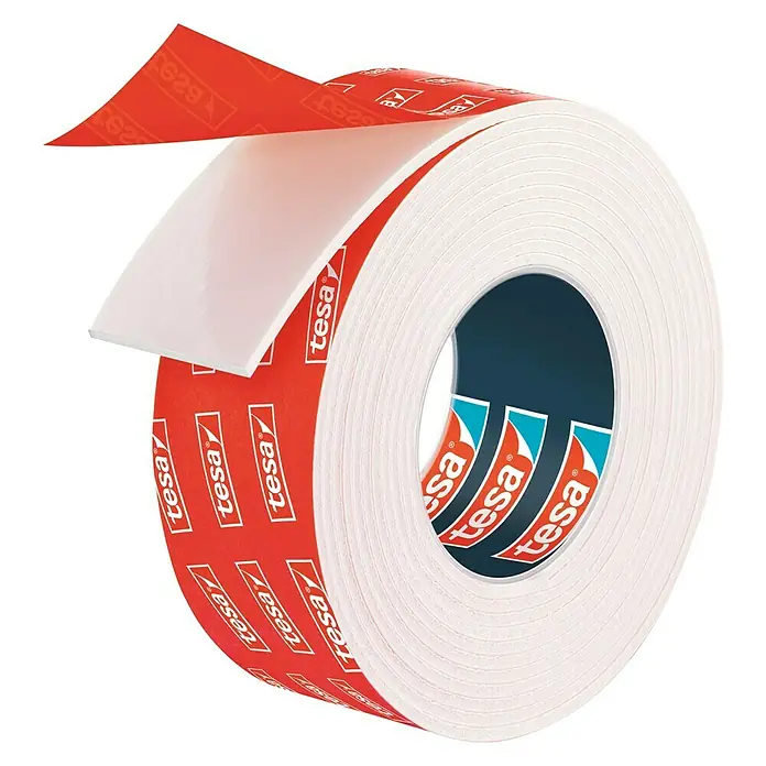 Tesa Powerbond Cinta de doble cara Azulejos/Metal - 1,9 cm x 1,5 m, Blanco - Primer plano de un rollo Tesa con impresión roja y película protectora despegable, destacando su fuerte poder adhesivo.