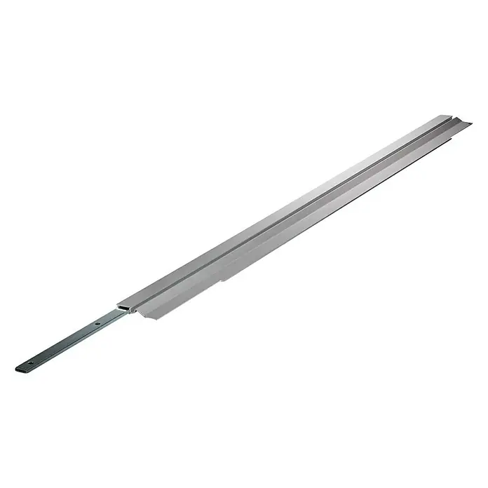 Wolfcraft Pieza prolongadora 4019000 - Apto para: Placas de yeso laminado - Una imagen detallada de una elegante tira de perfil de aluminio de color gris plateado, ideal para proyectos de diseño de interiores.