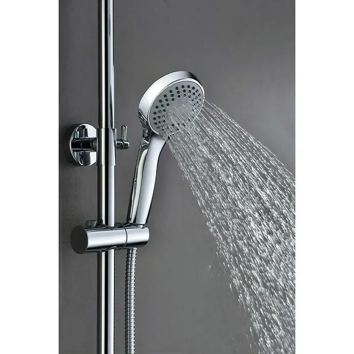 Imex Sistema de ducha Londres - Con grifo termostático, Distancia entre orificios: 15 cm, Número de tipos de chorro: 3 ud., Cromo - Primer plano de una ducha de mano cromada con agua corriendo, montada en una barra de ducha sobre un fondo gris.