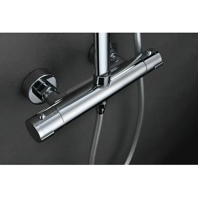 Imex Sistema de ducha Praga - Con grifo termostático, Número de tipos de chorro: 3 ud., Cromo - Primer plano de un mezclador de ducha cromado fijado a una pared oscura, mostrando sus líneas elegantes y diseño moderno.