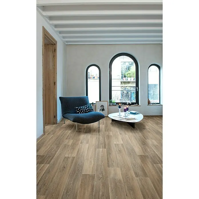Beauflor PVC-Boden Meterware HermesHolzoptik, Breite: 400 cm, Braun/Grau - Elegantes Interieur mit einem hellen Holzboden, der Wärme und Stil in den Raum bringt. Einladender Sessel und dekorative Elemente runden das Ambiente ab.