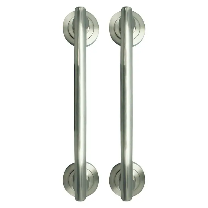 GDK Manillón AP-2688 SN - Aluminio, Cuadrado - En la imagen hay dos barras de apoyo plateadas para baños u otras áreas que requieren estabilidad adicional. Son robustas y seguras.