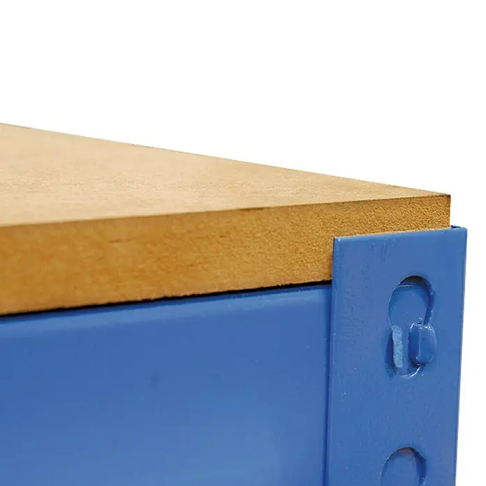 Simonrack Simonwork Werkbank BT1 1200 - Breite: 121 cm, Blau - Detailansicht einer Werkbank mit einer hölzernen Arbeitsplatte und einem blauen Metallrahmen, der Stabilität und Funktionalität vereint.