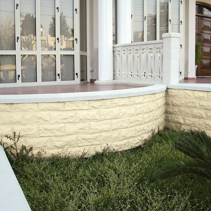 Revestimiento de piedra Teide - 14 x 28 cm, Crema - Fachada de casa con revestimiento de piedra decorativa en el exterior, mejorando el atractivo estético del edificio.