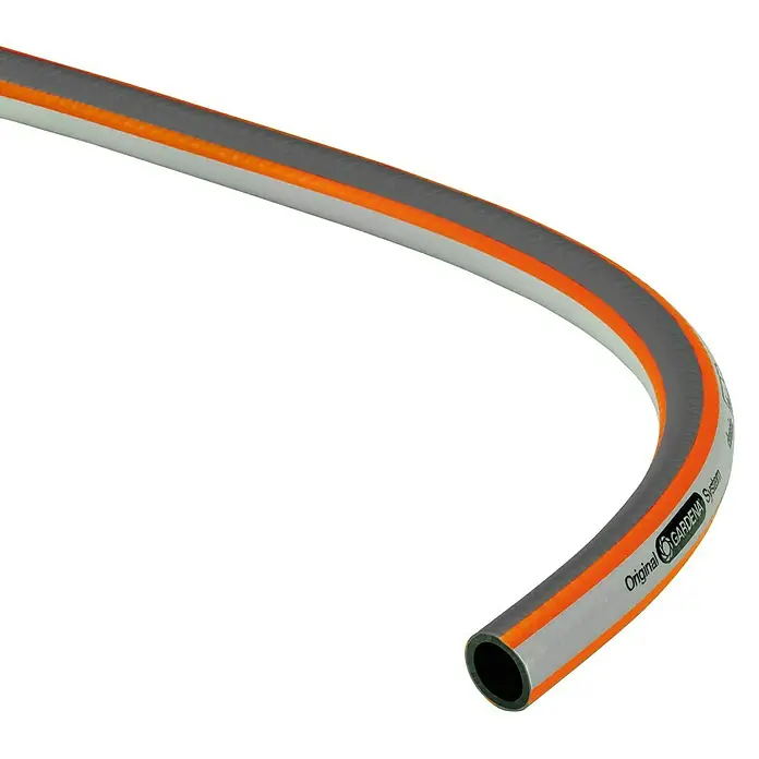 Gardena Kit de manguera Classic - Largo: 20 m - Primer plano de una manguera de jardín flexible Gardena con detalles naranjas y el logotipo "Original Gardena System", elegantemente curvada.