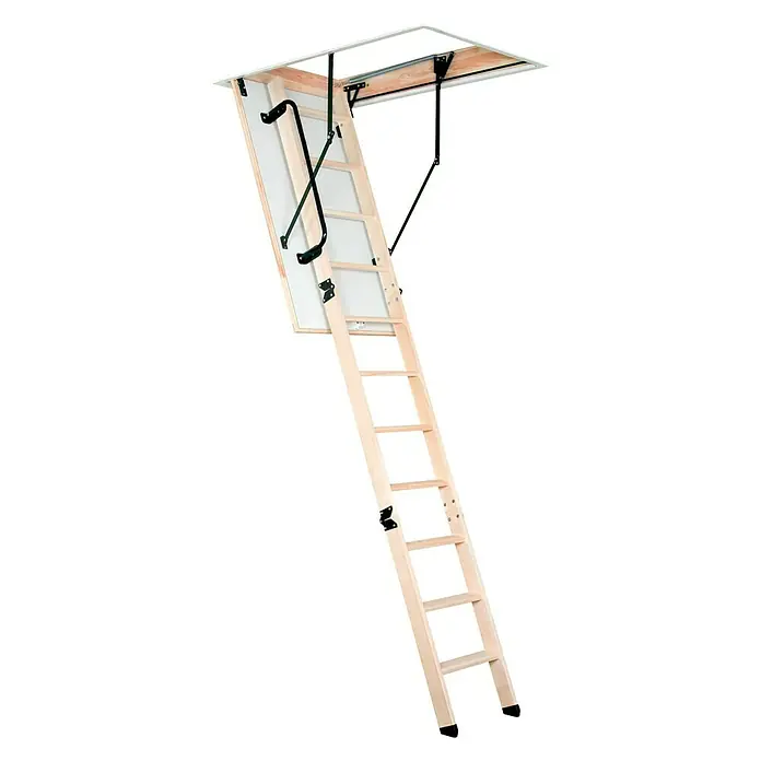 Escalera escamoteable Thermo Extra - 130 x 70 cm, Aislamiento térmico: 1,3 W/(m²K) - Una escalera plegable para ático hecha de madera clara con herrajes negros, colgando de una abertura en el techo.