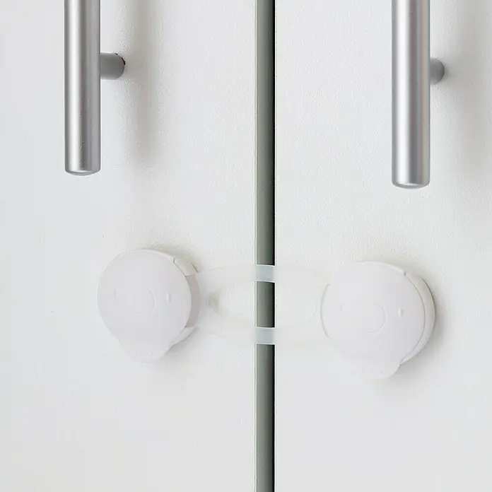 Arregui Cierre para muebles A-1044110 - L x An: 10 x 3,8 cm, Blanco - Un bloqueo de armario blanco impide que las puertas se abran, garantizando la seguridad infantil. Manijas plateadas también son visibles.