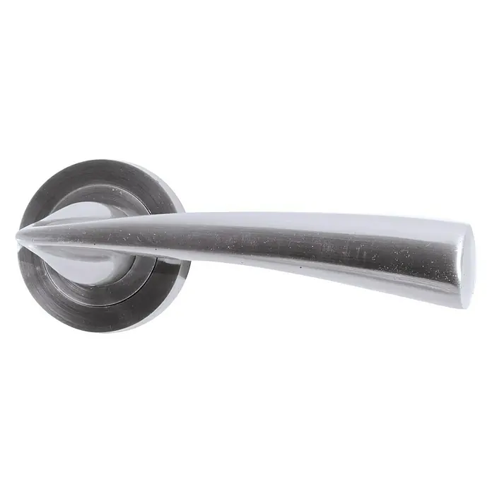 Micel Conjunto de picaporte R-404 NS - Aluminio - Primer plano de una manija de puerta brillante de color plateado con un diseño elegante sobre un fondo negro.