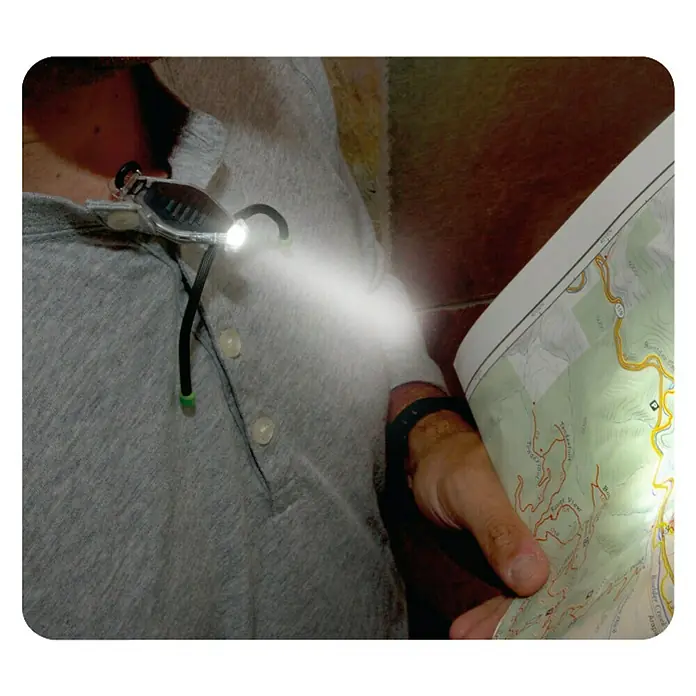 Nite Ize Linterna Buglit - Rojo - La luz de lectura LED con clip proporciona una iluminación brillante para leer mapas o libros. Una lámpara práctica para sujetar a la ropa.