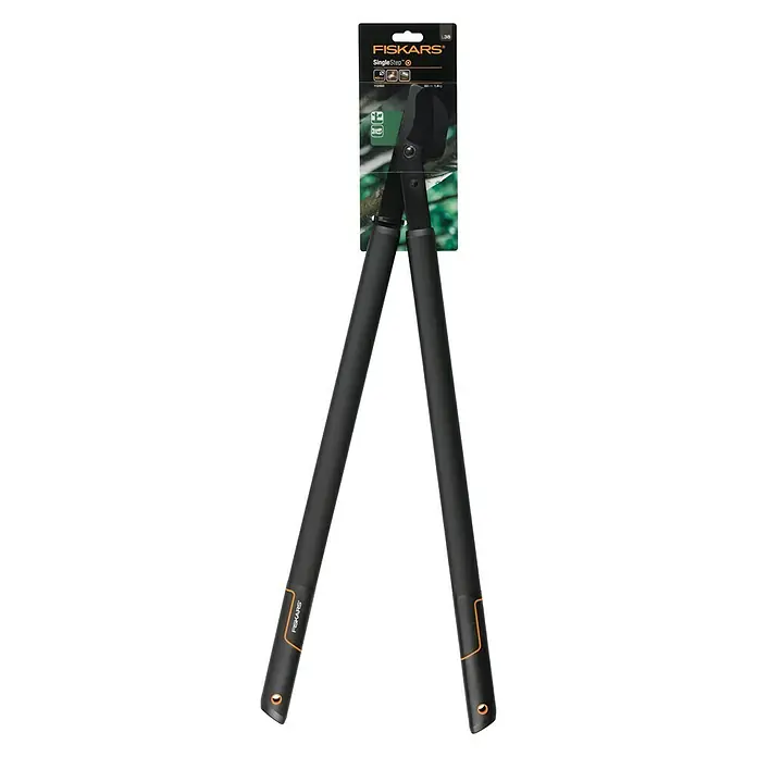 Fiskars SingleStep Hand-Astschere L38 - Länge: 81,6 cm, Max. Aststärke: 40 mm, Stahl, Schwarz/Orange - Eine Gartenschere der Marke Fiskars, Modell SingleStep, mit langen, schwarzen Griffen und orangefarbenen Akzenten, präsentiert auf einer Verpackung.